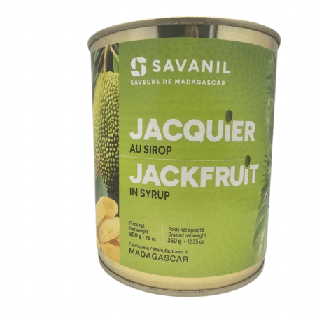 Succombez à la douceur sucrée et à la texture fondante du jacquier au sirop, un délice exotique en provenance directe des tropiques ! Le jacquier est récolté à maturité, à un stade oû sa saveur est à son apogée et sa texture est tendre mais légèrement ferme. Le résultat est un dessert exotique et succulent, où chaque bouchée offre une combinaison de saveurs sucrées et tropicales, accompagnées d'une texture à la fois tendre et légèrement fibreuse.